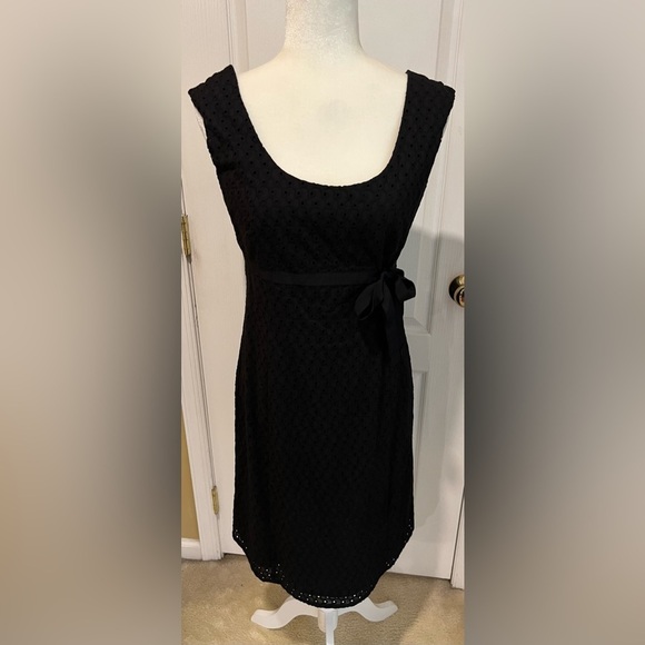 Ann Taylor Dresses & Skirts - Ann Taylor cotton blend Black eyelet sleeveless shift dress size 6